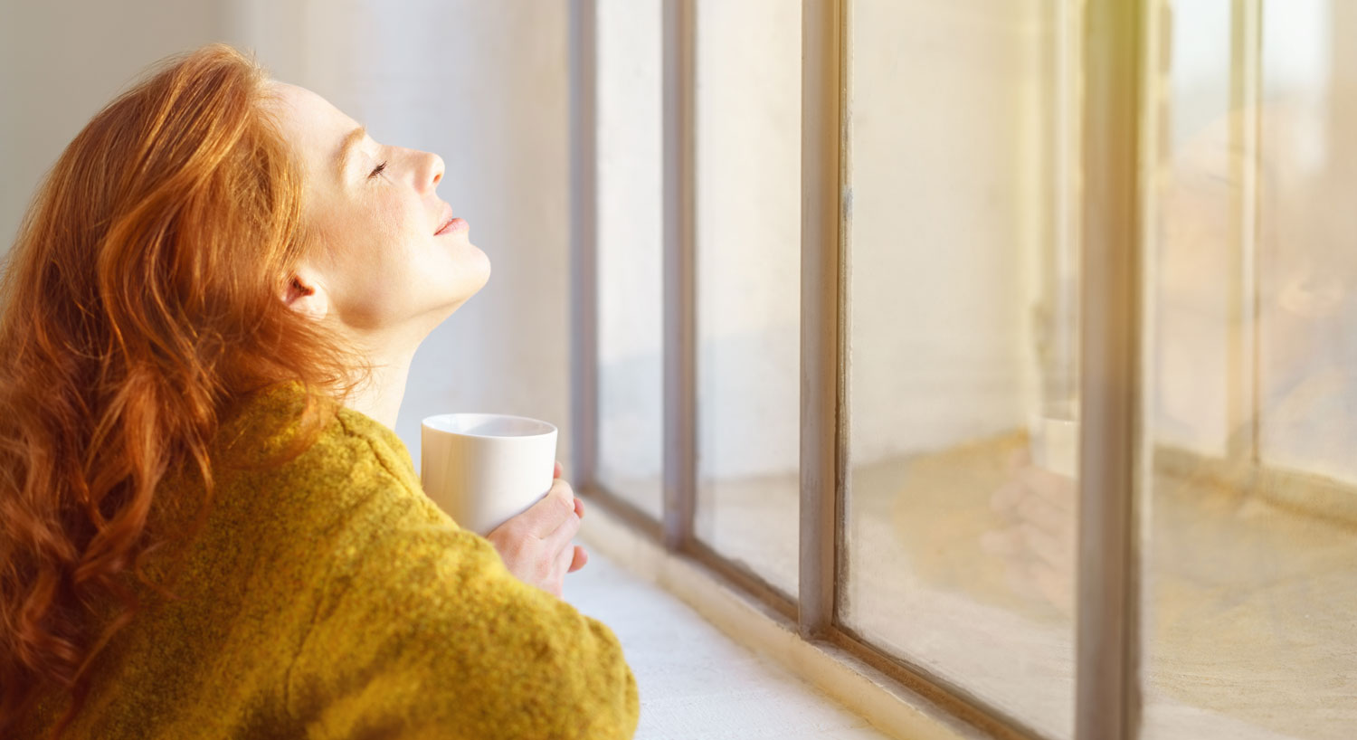 eine Frau genießt die Sonne